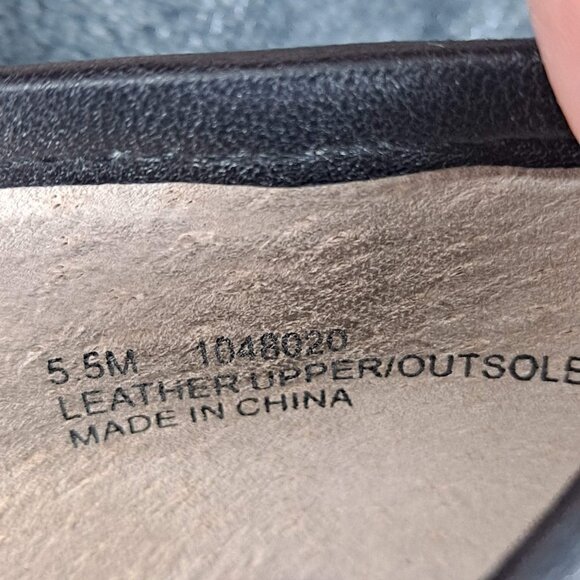 Array Size 5.5M White Leather Loafer Flats Black Trim and Bow and Tassel Detail - Picture 13 of 13